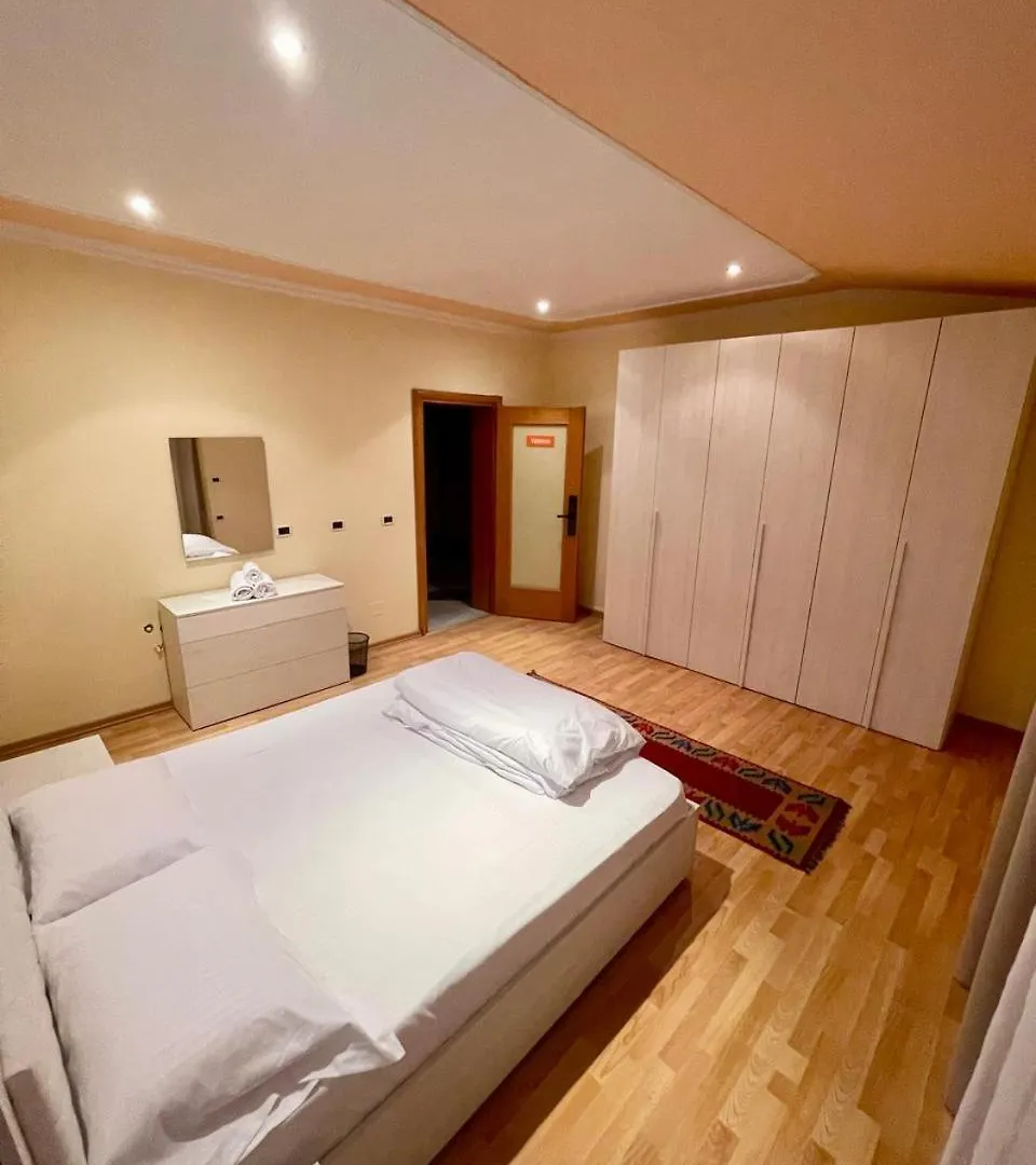 Mandarine Hostel Tirana 0*,